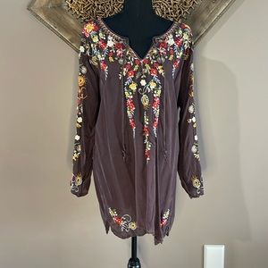 Size large Johnny was embroidered tunic